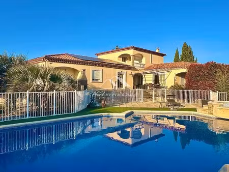 villa allègre les fumades avec piscine   abris  garage   au calme