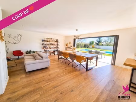 maison contemporaine avec piscine et grand jardin clos à grenade.