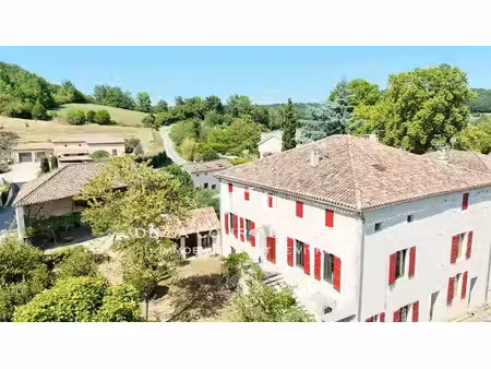 superbe maison de maître du 13 ème avec dépendances.