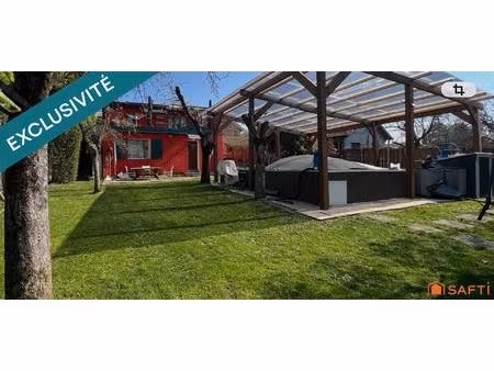 maison à fort potentiel de 187m2 avec un terrain de 990m2 agrémenté d'une piscine.