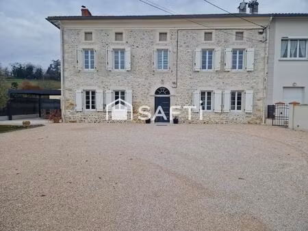 maison de 213 m²  cour et terrasse.