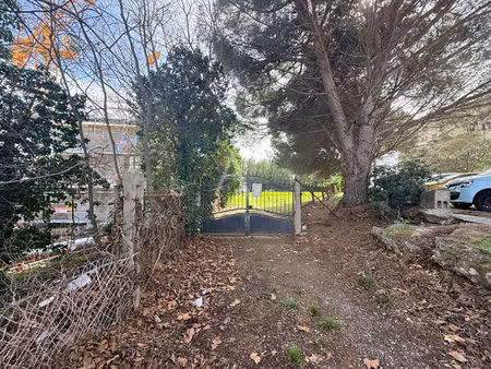 terrain constructible de 716 m2 mais non viabilisé proche centre ville et commodité. libre