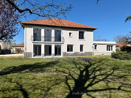 maison de notable p8 entièrement rénovée avec grand jardin à ennezat : la maison bleue