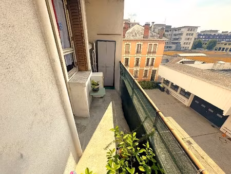 petite rue facile d'accès et ultra paisible pour ce studio de 27 m2 avec balcon de 7 m2 et