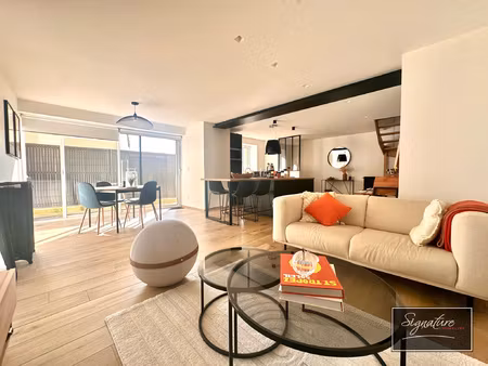 maison avec 3 chambres et 2 terrasses dans un village à 20 m