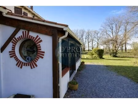 cadre verdoyant : maison familiale avec grand jardin et plan d’eau