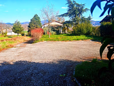 maison individuelle avec sous-sol et terrain au centre de