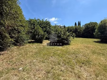 terrain de 706 m² près des commerces et école