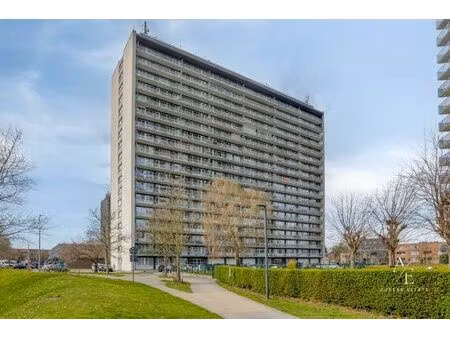 gent - te renoveren appartement (2slk.) met groot terras en ver uitzicht over het stadscen