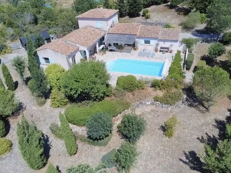 villa de campagne sur grand terrain avec piscine