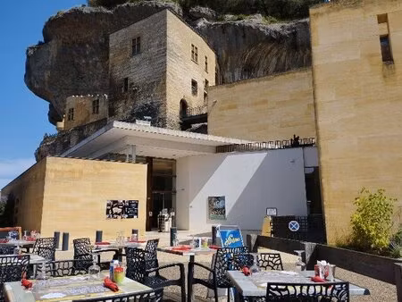 fonds de commerce bar brasserie restaurant idéalement situé dans village très touristique