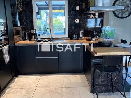 maison décorée avec soin on pose les meubles