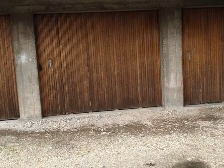 garage dans cour fermée