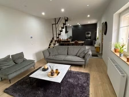 maison meublée rénovée 2023 – 2 chambres avec garage – 75 m² – 1 020 – saint-nicolas (proc