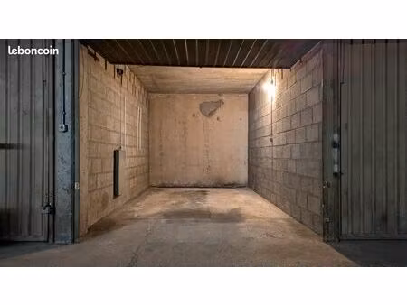 box fermé 13m2 dans résidence sécurisée avec gardien