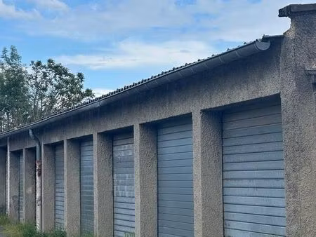 grand garage fermé de 18 m2 sécurisé  de plain-pied et au calme
