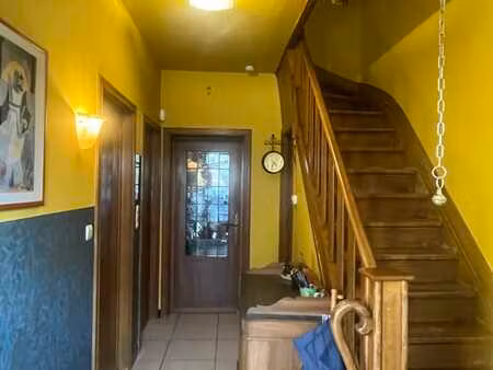 spacieuse maison familiale avec jardin et garage.