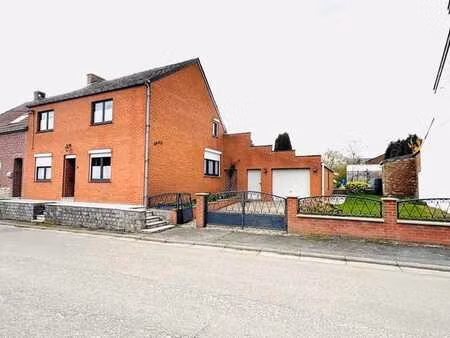 maison d'habitation 3 façades avec garage et jardin