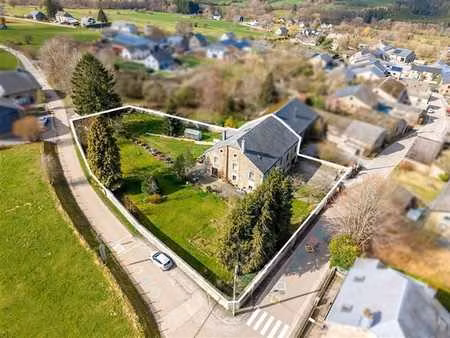 belle propriété de caractère dans cadre verdoyant avec matér