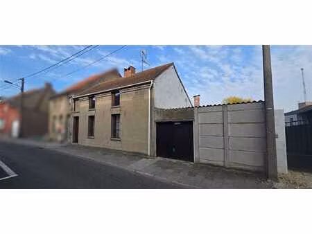 bonne maison mitoyenne à moderniser avec garage et jardin