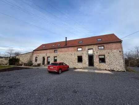 jolie maison 4 façades avec grand terrain