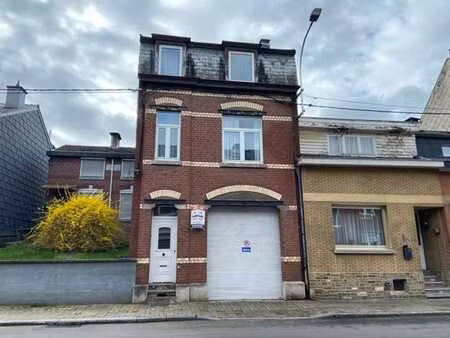 maison 2ch  jardin  terrasse  garages et entrepôt !!