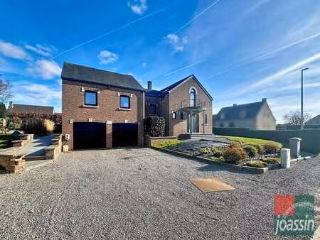 villa très spacieuse située dans un quartier résidentiel de