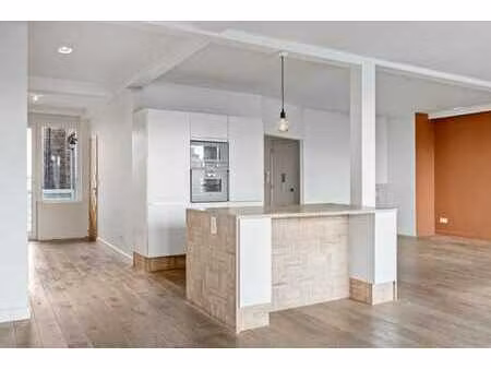 penthouse tendance avec une vue impressionnante sur la ville