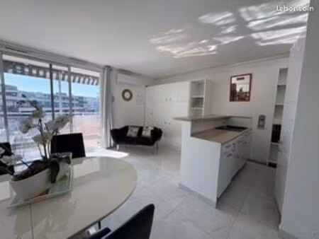 saint-laurent-du-var – studio rénové climatise 30 m² + terrasse – à 50 m plage & cap 3000