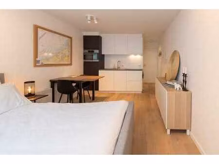 studio avec vue latérale sur le port de plaisance