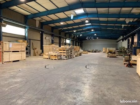 local d'activité 1 700 m²