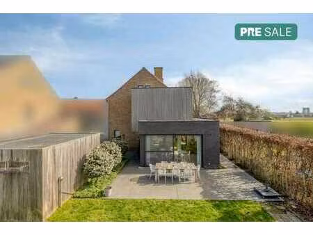 maison mitoyenne rénovée à vendre à vlamertinge avec 3 chamb