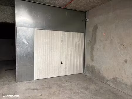 garage fermé dans résidence récente et sécurisée