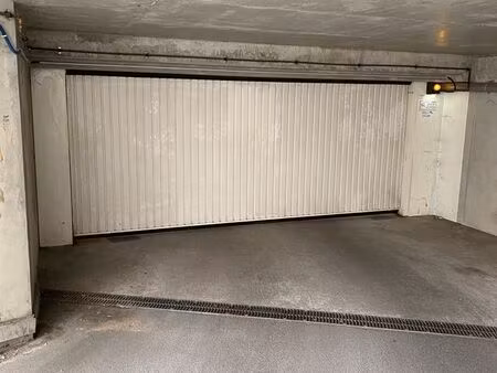 garage fermé 13 m²  décines-charpieu (69150)