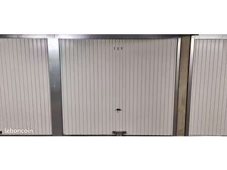 garage fermé 14 m2 avec lumière et prise électrique dans résidence sécurisée