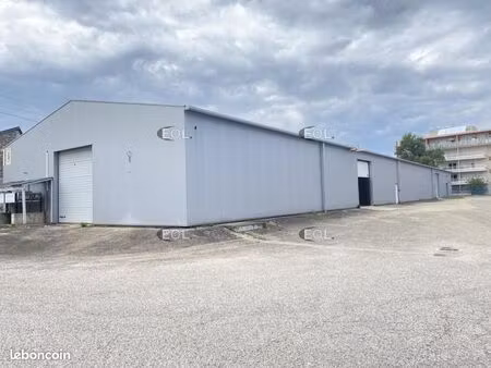 local d'activité 975 m²