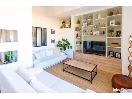 duplex contemporain  idéalement situé à proximité de la croisette et des plages  au calme