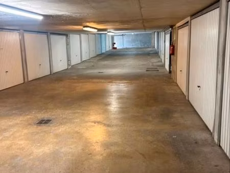 un garage et une place de parking