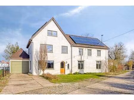 instapklare villa met 4 slaapkamers op een perceel van 1 ...
