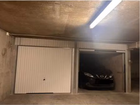 garage box fermé en sous sol