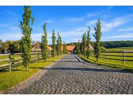 luxueuse ferme sur 3 4 hectares au cœur d’un écrin de verdur
