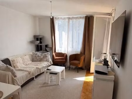 t3 lumineux rénové avec balcon plein sud et vue sur parc