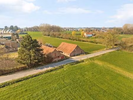 ferme à rénover avec grange déjà rénovée de 2.340 m² à hoog