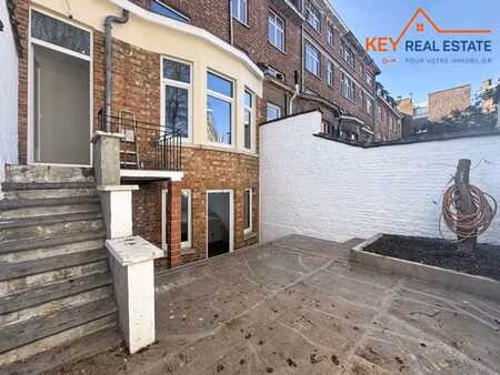 pl. brugmann - elegant duplex avec cour full rénové - a+++