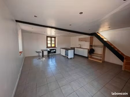 charmant t2 de 60 m² avec piscine et stationnements – cachet de l’ancien