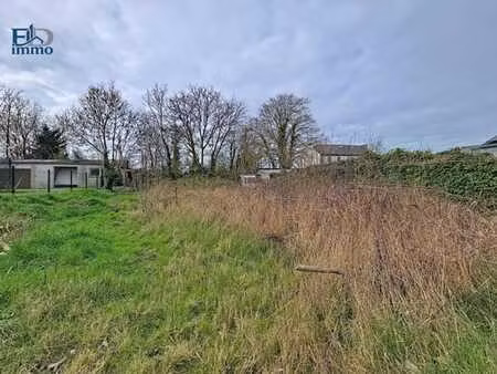 un terrain de 9 ares 79 centiares  plein sud à velaine