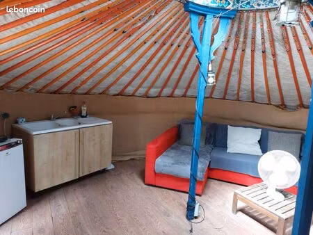 yourte meublée sur terrain arboré à l année