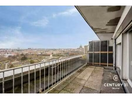 studio penthouse avec superbe vue et terrasse ensoleillée!