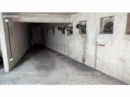 grande place de parking dans résidence sécurisée