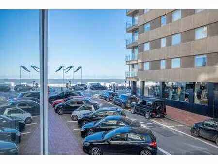 avec une vue latérale sur la plage et la mer...